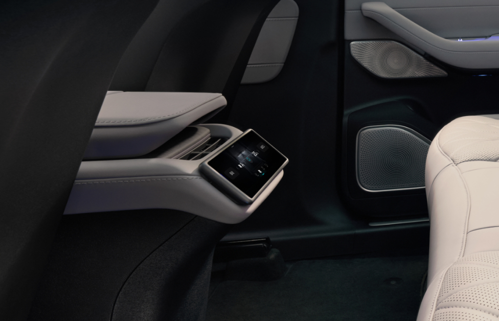 6.6" HDR Multi-Function Rear Control Screen