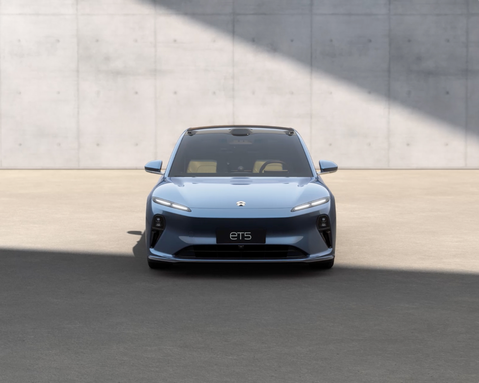 Muskuløse linjer på panseret fremhever NIOs ikoniske design. Doble kjørelys og integrerte LED-lykter skaper et imponerende utseende.